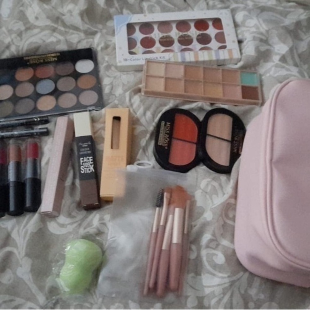 30 Piece All In One Make Up Kit